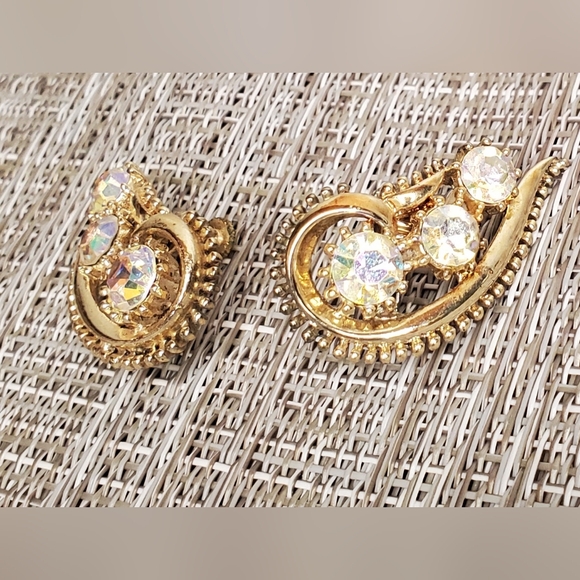 Vintage Estate Jewelry Signed Coro Clip On Earrings - Picture 3 of 4